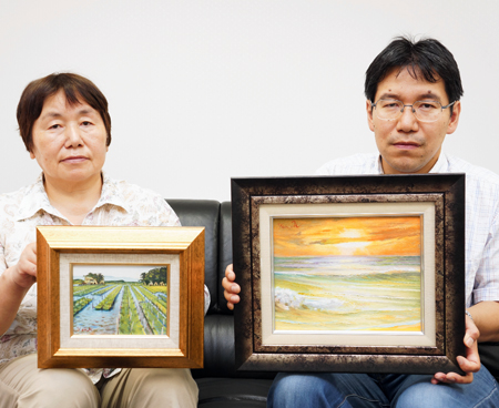 松川浦の風景画などを出展する阿部さん（右）と母幸子さん
