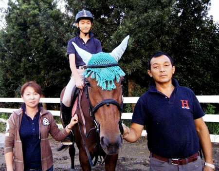 遠く離れた古里への思いを胸に愛馬と共に国体での活躍を誓う（右から）杉本隆雄さん、葵生君、晃美さん
