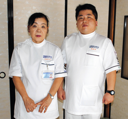 避難先の郡山市を拠点にカイロプラクティックを再開させた吉田正さん（右）とトシ子さん