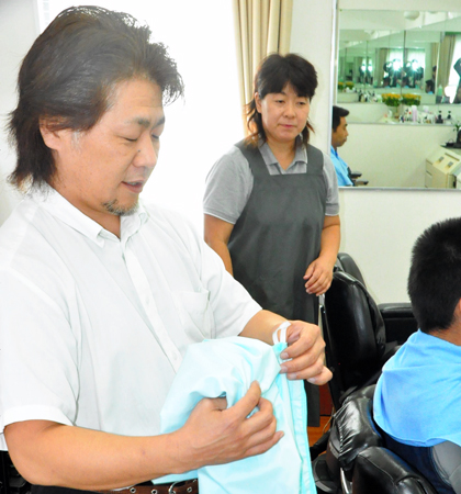 郡山市安積町に自分の店を開いた雨貝光さん（左）と妻明美さん（奥）