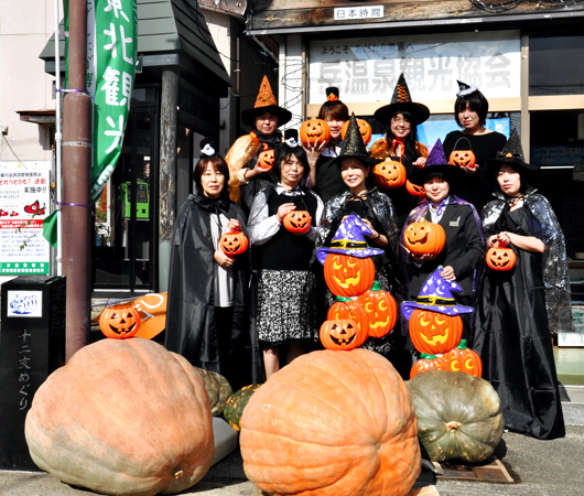 初の岳温泉ハロウィーン祭を催し活気を取り戻そうと頑張る女性たち