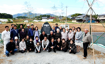 感謝の気持ちを込めて記念碑を除幕した住民ら