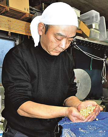 「安全でおいしい豆腐を作りたい」と再オープンを決めた小原さん