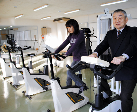 スポーツジムで避難者の健康づくりを目指す但野さん（右）