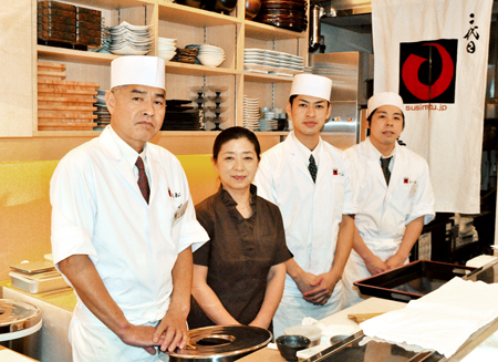左から清治さん、茂子さん、武士さんと橋本さん