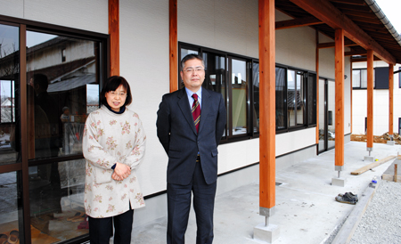 新店舗の前で再起を誓う安藤さん（右）と母・裕子さん