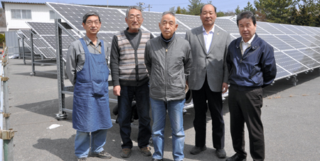 通電を始めた太陽光発電所と組合員ら