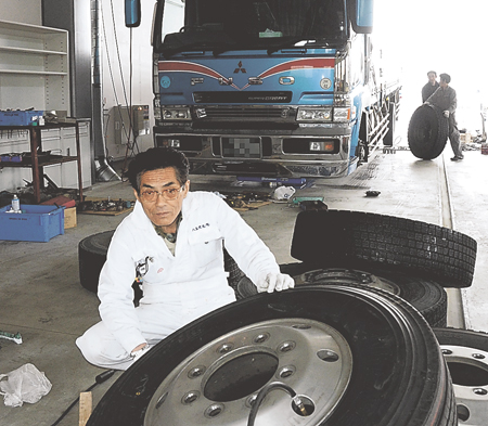 新たな事務所で車両を整備する林さん