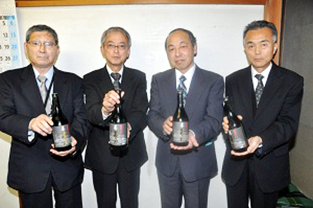 新商品発売で地域活性化を目指す五十嵐社長（左から２人目）ら