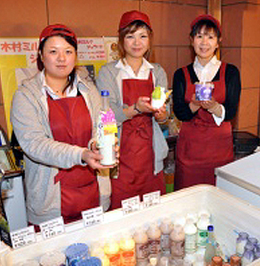 商品をＰＲする木村さん（右）ら