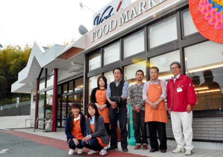 楢葉町でスーパーの営業を再開した根本さん（右から４人目）ら