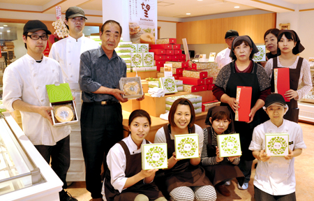 新商品「樹望（きぼう）」を手にする（左から）純一さん、裕信さん、横川社長