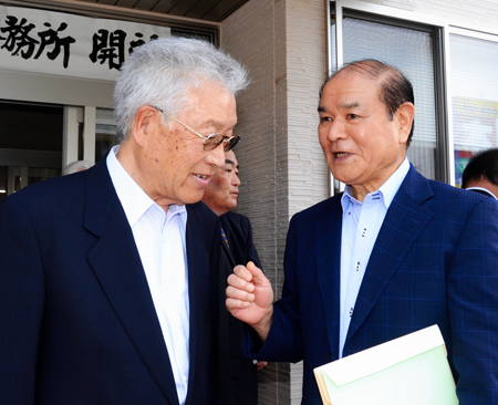 いわき事業所の開所式で出席者と談笑する岡田さん（右）。いわき・まごころ双葉会の活動の充実を目指す
