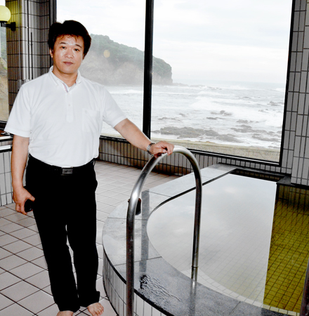 温泉の再開に向けて準備を進める木村さん