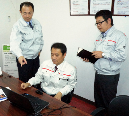 広野製作所の操業に向け打ち合わせする（左から）園田さん、滝口さん、横山さん