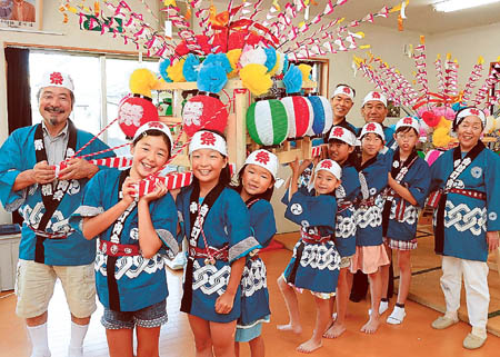 秋祭りの準備を進める安川会長（左）ら役員と子ども