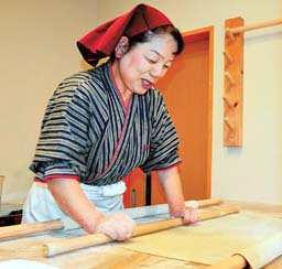 そばを打てることが何よりうれしいと話す鈴木さん