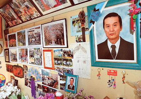 進さんの遺影の周りには、スナップ写真がにぎやかに並ぶ