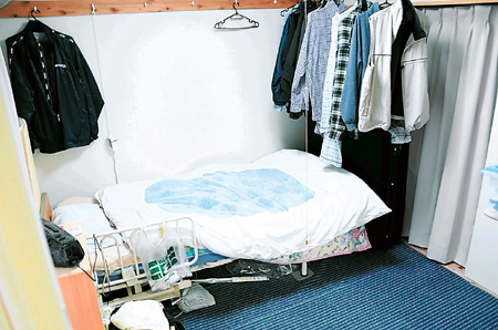 二間ある仮設住宅に住み替え、運び込んだ介護用ベッド。７カ所目の避難所で初めて寝室ができた