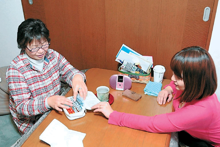 娘らに支えられ酒を断った島さん（左）。酒浸りの避難者の現状を見聞きすると心が痛む