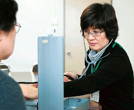 住民の健康状態をチェックする阿部さん