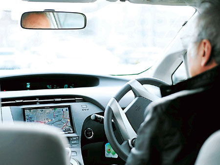 避難先の車の中で飲んだ缶ビールはうまかった。男性のアルコール依存症は車内の「隠れ飲み」から始まった