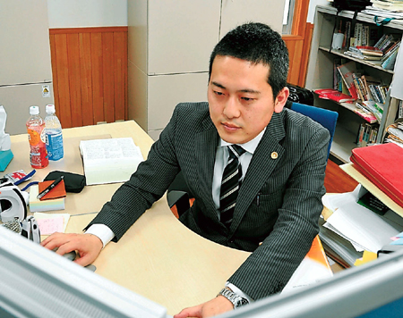 被災者の求めに応じて奮闘する弁護士の白鳥さん