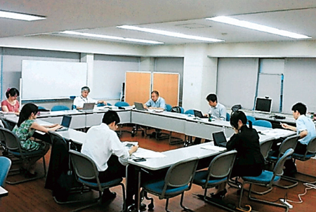 ＡＤＲの申し立て内容について話し合う弁護団員＝７月２４日、東京都