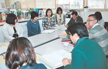 多職種のスタッフが集まって対応を協議するなごみのミーティング。長期的にどう人材を確保していくかが課題だ