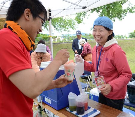 ミネラル野菜のかき氷を販売する仲川（右）。「おいしい」の声に笑顔を見せる