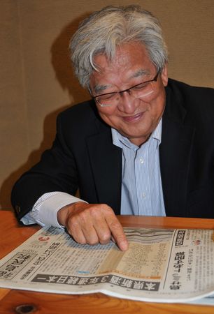 金賞受賞銘柄の一覧を眺める佐藤。３年連続全国最多となり、自然と目尻が下がる