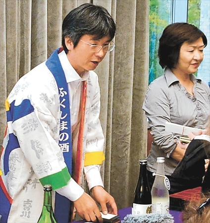 ミラノ万博で福島の地酒の技術力を説明する細井（左）