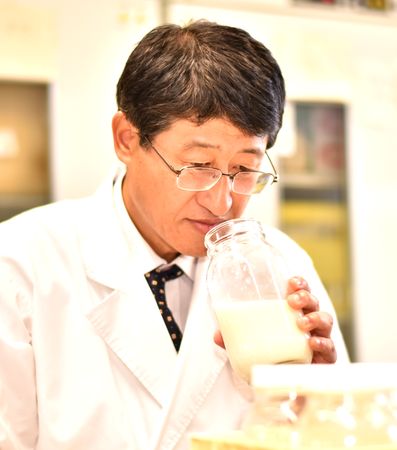 研究室で新たな酵母の研究を続ける鈴木