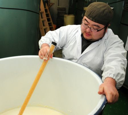 仕込んだ酒の状態を確認する孝市