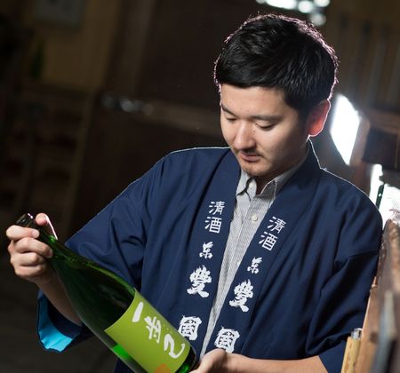 「一歩己」を手に、より良い酒づくりへの決意を新たにする賢征