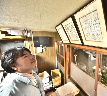 寄せ書きを見詰めながら、金賞受賞を支えてくれたつながりを振り返る四家。