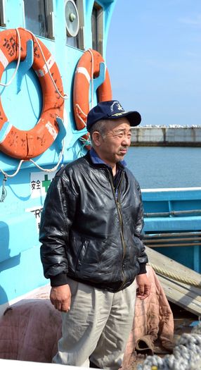 三誠丸の上から海を見詰める北郷さん