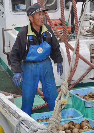 再開したホッキ貝漁に生き生きとした表情で臨む菱川さん